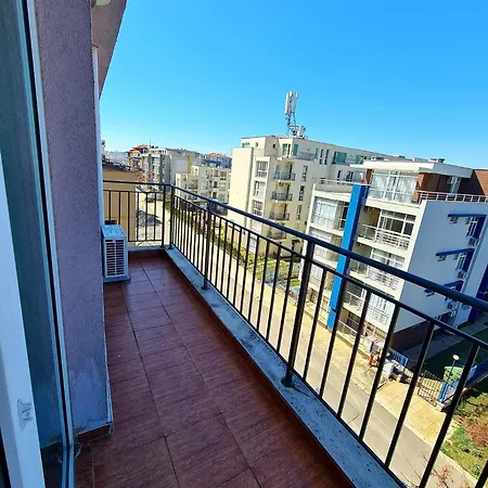 тристаен просторен с две отделни спални מלון דירות *